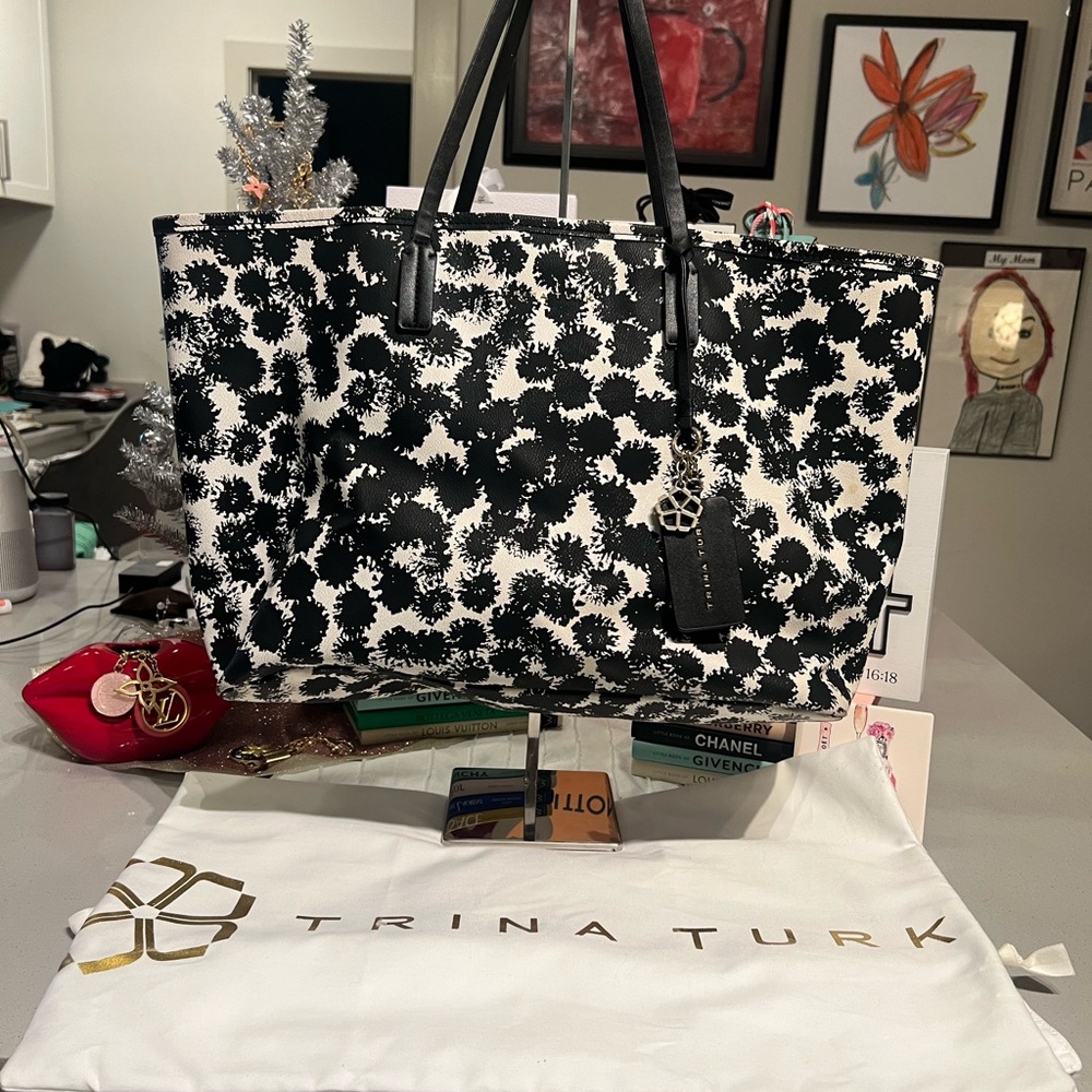 EUC barely used Trina Turk black and white travel
luxury large tote.